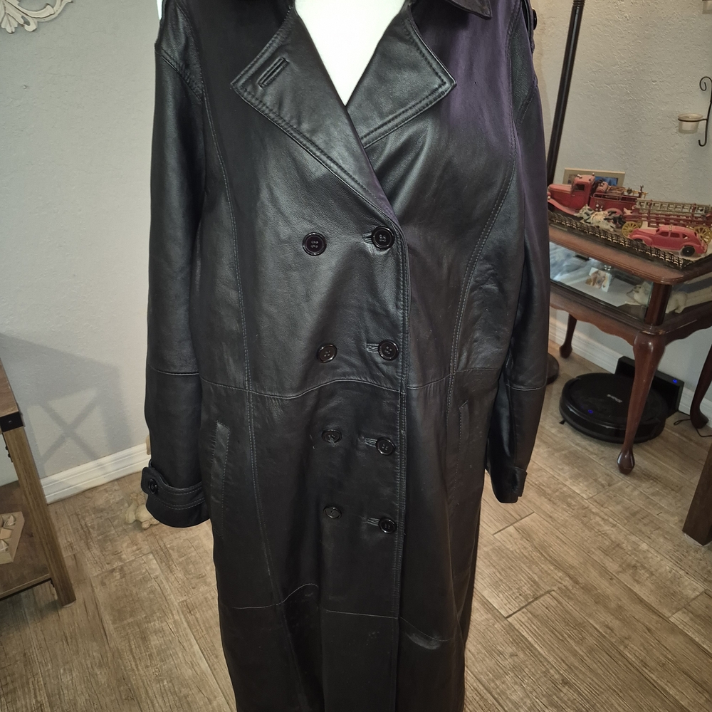 Classic Black 100% Leather Trench Coat with Sleek Silhouette - Picture 6 of 11
